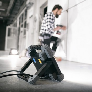 Mobiler Bluetooth LED Baustrahler TORAN 5000lm + Bau Teleskop Stativ Brennenstuhl