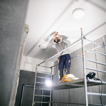 Mobiler Bluetooth LED Baustrahler TORAN 5000lm + Bau Teleskop Stativ Brennenstuhl