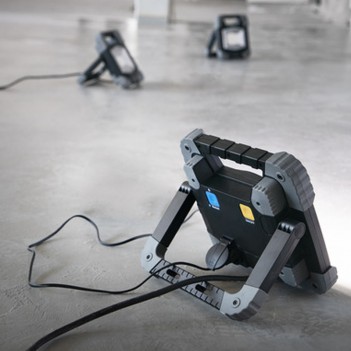 Mobiler Bluetooth LED Baustrahler TORAN 5000lm + Bau Teleskop Stativ Brennenstuhl