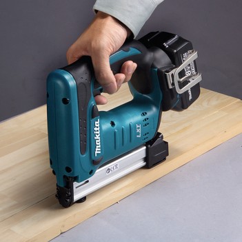 Akku-Tacker 18V DST221 (mit oder ohne Batterie) Makita