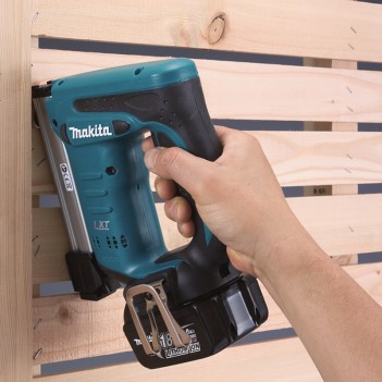 Agrafeuse à accu 18V (avec ou sans accus) DST221 Makita
