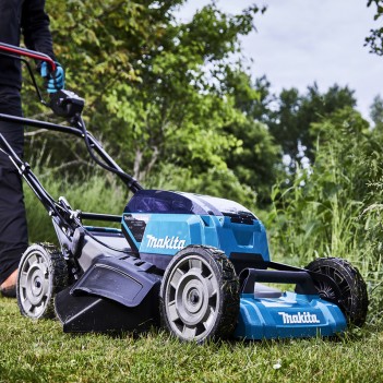 Tondeuse à accu 53cm 2x18V autotractée Makita DLM532 (trois versions)