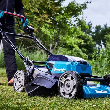 Tondeuse à accu 53cm 2x18V autotractée Makita DLM532 (trois versions)