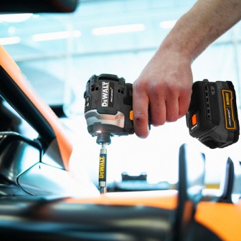 DeWalt Ultra-Kompakt-Schlagschrauber XR 18V + 2 Akkus McLAREN Edition DCF85ME2GT