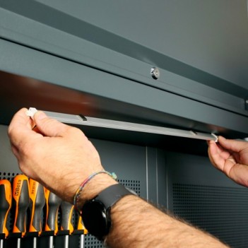 Aluminiumprofil mit LED-Streifen für die Werkstatteinrichtung C45PRO 5000 RSC50 2.0/PLEDC Beta